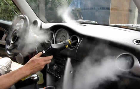 Utilisation d'une machine à vapeur pour nettoyer l’intérieur d'une voiture
